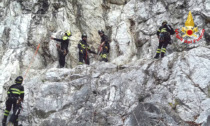 Panico in montagna: esercitazione dei vigili del fuoco per il recupero su una falesia