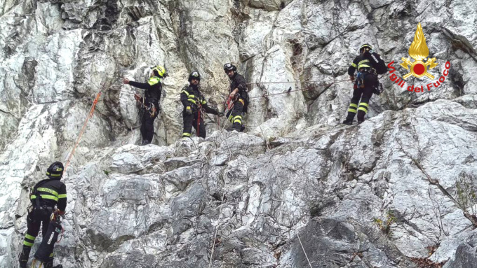 Panico in montagna: esercitazione dei vigili del fuoco per il recupero su una falesia