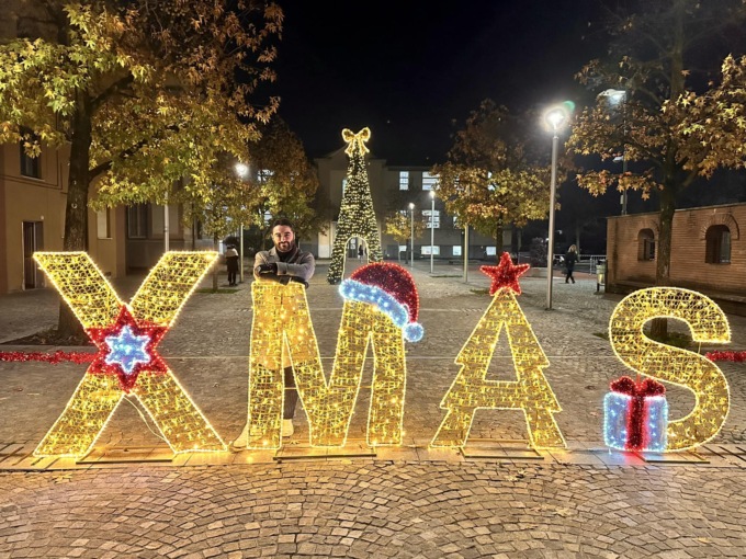 Luminarie natalizie, scoppia la polemica a Mulazzano: “La scritta richiama l’unità militare fascista Decima Mas”