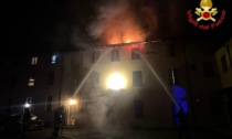 Incendio a Castiglione d'Adda, in fiamme il tetto di una cascina