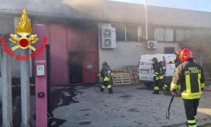 Capannone in fiamme nel Milanese, pompieri di Lodi sul posto