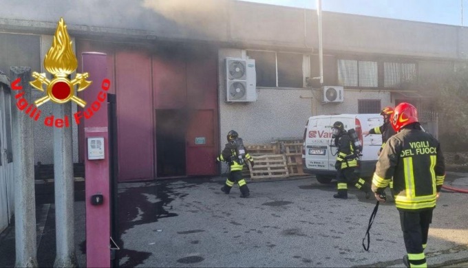 Capannone in fiamme nel Milanese, pompieri di Lodi sul posto
