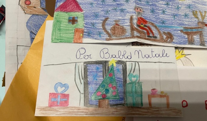 A Lodi migliaia di letterine a Babbo Natale: desideri e speranze, ma anche richieste di giochi e pensieri per i più bisognosi