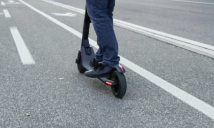 32enne in monopattino travolto da un'auto: fra una settimana, col nuovo Codice della Strada, avrebbe dovuto portare il casco