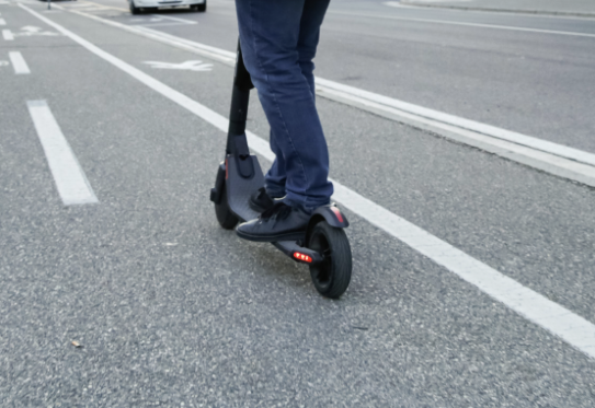 32enne in monopattino travolto da un’auto: fra una settimana, col nuovo Codice della Strada, avrebbe dovuto portare il casco