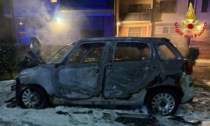 Auto in fiamme la sera di Natale, mezzo distrutto dall'incendio