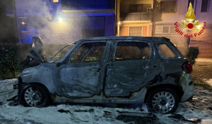 Auto in fiamme la sera di Natale, mezzo distrutto dall’incendio