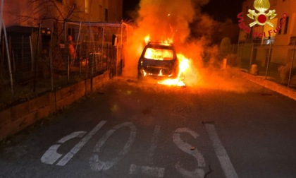 Auto parcheggiata prende fuoco a Sant'Angelo Lodigiano, 41enne intossicato in ospedale