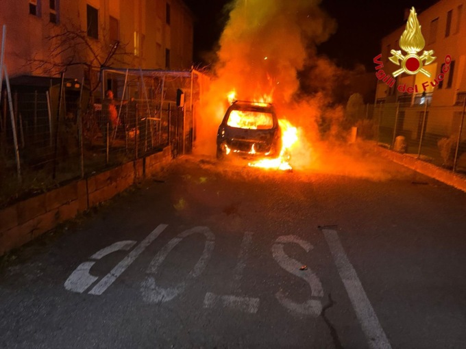 Auto parcheggiata prende fuoco a Sant’Angelo Lodigiano, 41enne intossicato in ospedale