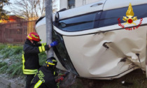 Finisce con l'auto ribaltata dietro un palo, 21enne incastrato nell'abitacolo