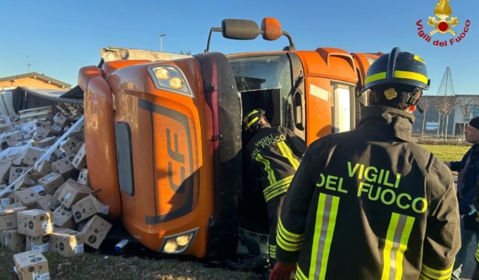 Autoarticolato si ribalta su un fianco perdendo il carico, soccorso autista 51enne