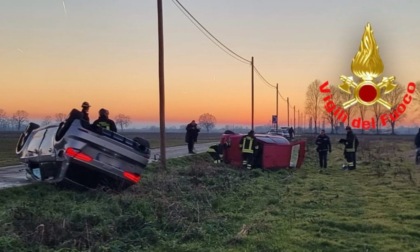 Scontro tra due auto, entrambe si ribaltano: arriva l'elisoccorso a Livraga