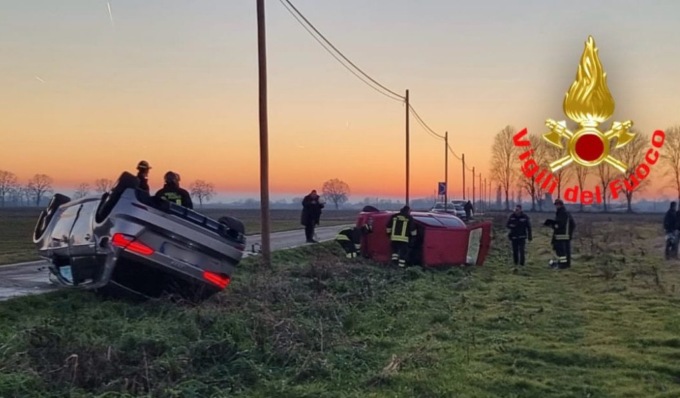 Scontro tra due auto, entrambe si ribaltano: arriva l’elisoccorso a Livraga