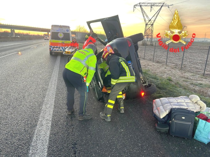 Colpo di sonno mentre guida: l’auto capotta in autostrada