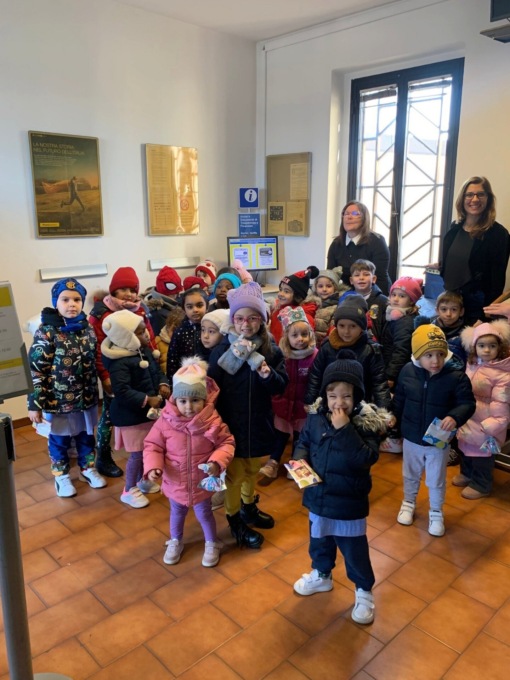 Tanta gioia per i bimbi: all’ufficio postale con le maestre per spedire le lettere a Santa Lucia