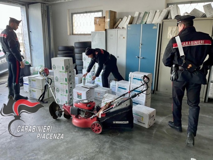 Un momento durante le perquisizioni dei carabinieri