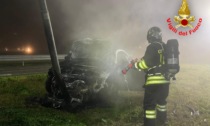 Si schianta contro un palo e l'auto prende fuoco, incendio nella notte a Lodi