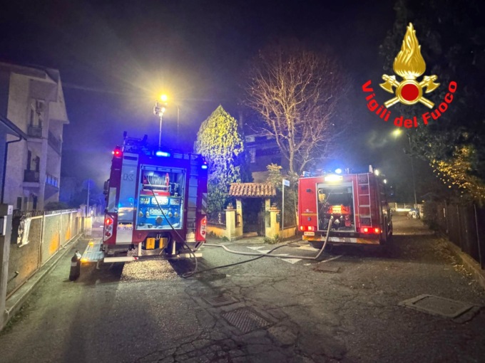 I mezzi dei vigili del fuoco impegnati in via Buonarroti a San Rocco al Porto