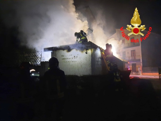 Scoppia il rogo in casa: i vigili del fuoco salvano due anziani (uno allettato) e il cane