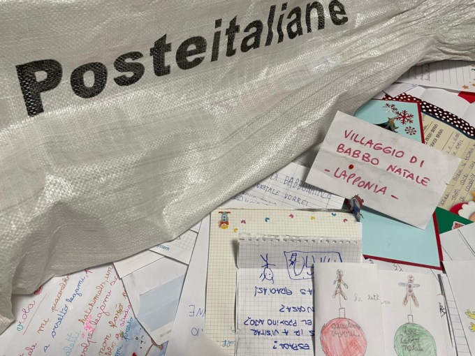 Migliaia le letterine portate nelle cassette rosse degli uffici postali in occasione delle festività