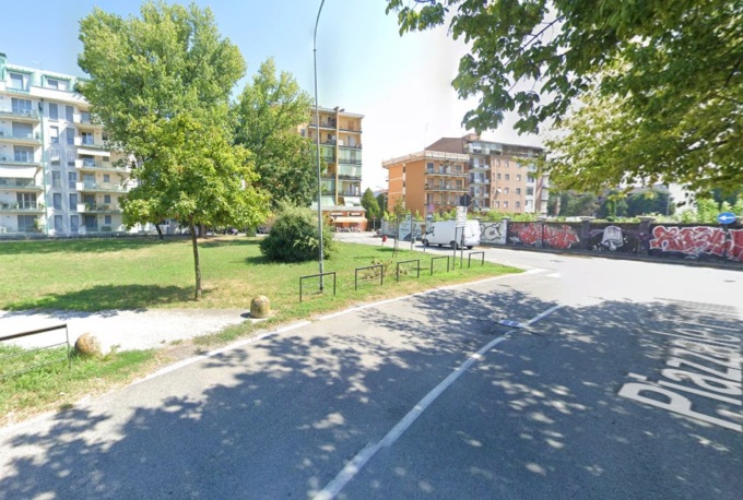Lite tra ragazze subito dopo la scuola, una delle due tira fuori un coltello