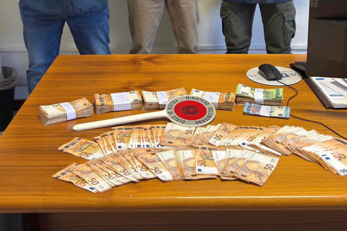 Spacciava vicino a casa sua: nell’abitazione gli trovano 60mila euro in contanti