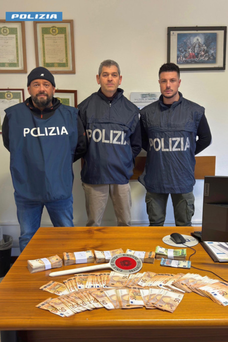 Gli agenti con i 60mila euro in contanti trovati nell'appartamento dell'arrestato