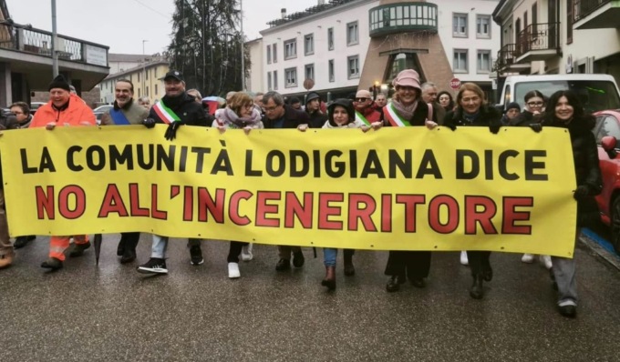 “No” al mega inceneritore, in mille in marcia da Castiraga Vidardo a Sant’Angelo