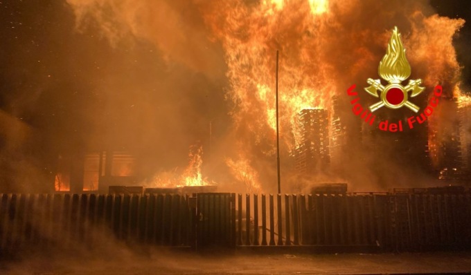 Maxi incendio a Lodi Vecchio, a fuoco un capannone: danni ingenti
