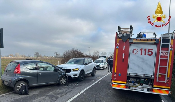 Scontro tra due auto vicino alla discoteca Impero di Codogno, 56enne e 66enne feriti