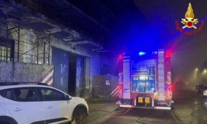 Principio di incendio in una fabbrica abbandonata, senza fissa dimora intossicato