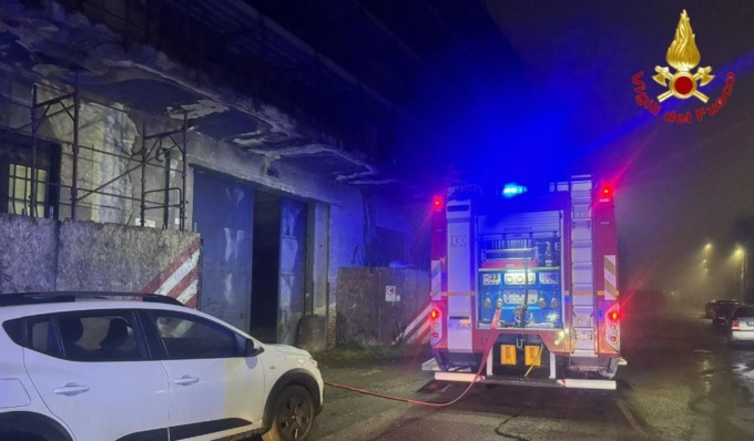 Principio di incendio in una fabbrica abbandonata, senza fissa dimora intossicato