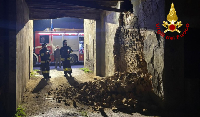 Boato nella notte, crolla un muro a Sant’Angelo Lodigiano