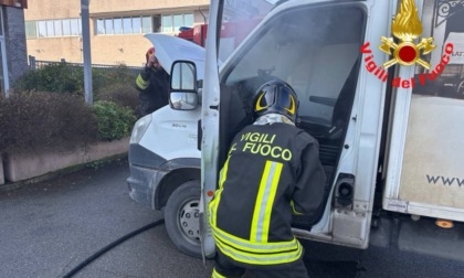 Principio d'incendio all'interno della cabina del camion in movimento