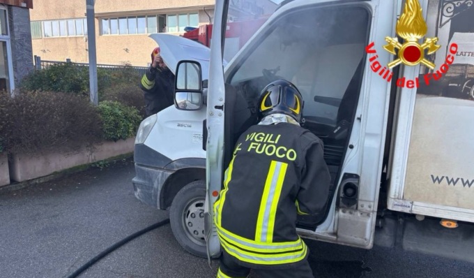 Principio d’incendio all’interno della cabina del camion in movimento
