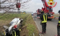 Esce di strada e finisce in un fosso, conducente estratto dall'abitacolo e trasportato in ospedale in elisoccorso