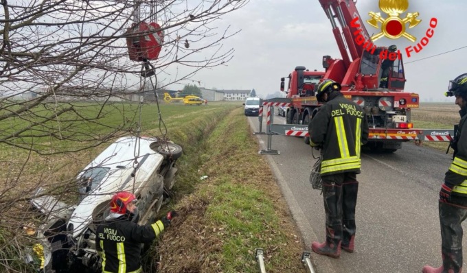 Esce di strada e finisce in un fosso, conducente estratto dall’abitacolo e trasportato in ospedale in elisoccorso