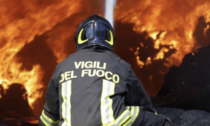 Capannone in fiamme alle porte di Lodi, intervento immediato dei pompieri