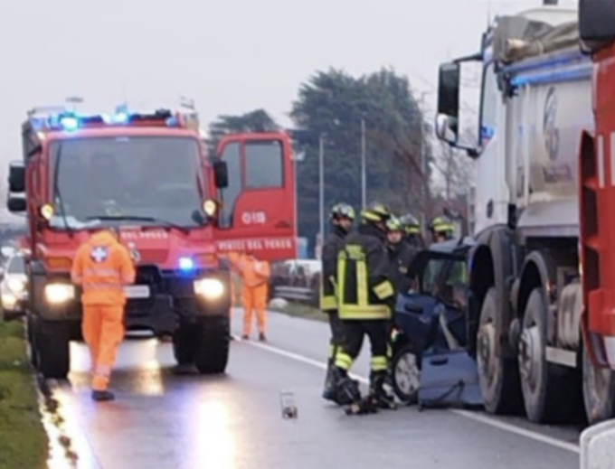 Si schianta contro un tir e muore a 62 anni, illeso il camionista di Sant’Angelo Lodigiano