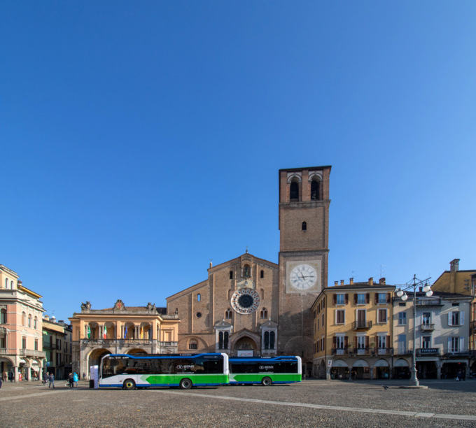 I due nuovi mezzi elettrici in centro a Lodi durante la presentazione