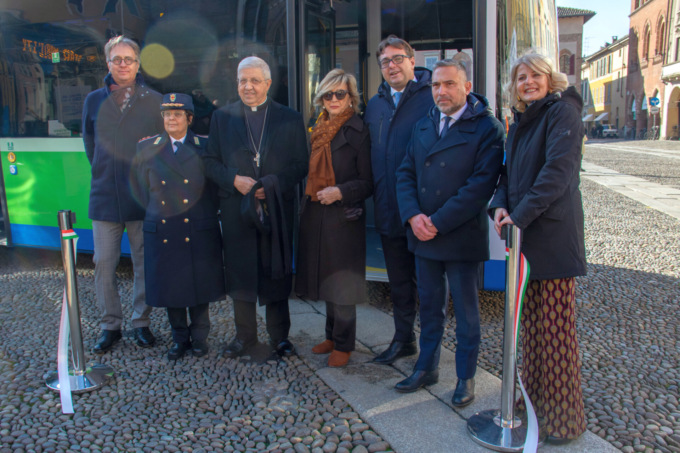 Le autorità alla presentazione dei due bus elettrici