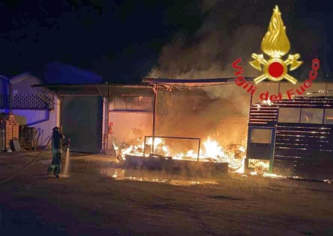 Capannone in fiamme alle porte di Lodi, intervento immediato dei pompieri