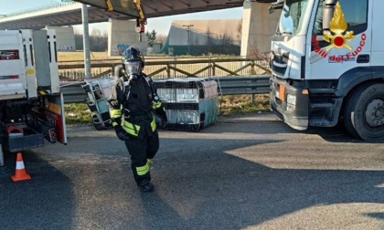 Camion perde acido solforico, chiuse due strade sul confine con la provincia di Pavia