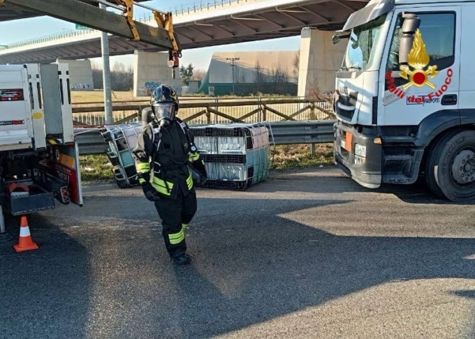 Camion perde acido solforico, chiuse due strade sul confine con la provincia di Pavia