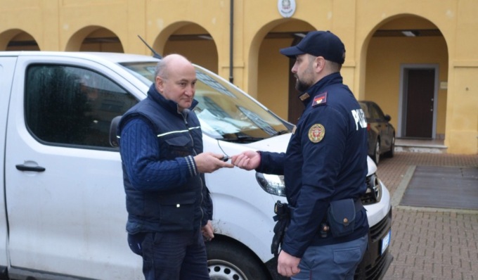 A bordo di furgone rubato non si fermano all’alt, poi abbandonano il mezzo e scappano a piedi