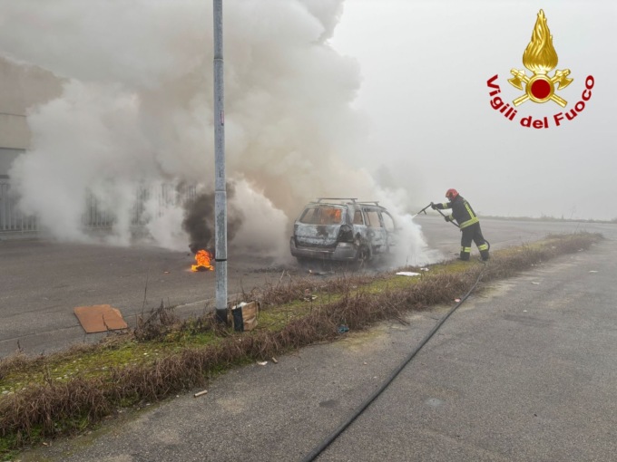 Auto divorata dalle fiamme in via Cartiera, l’intervento dei Vigili del Fuoco