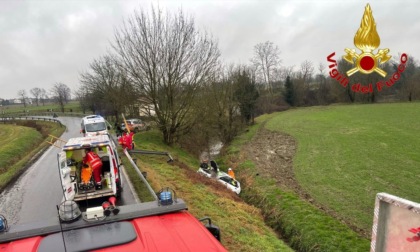 Auto esce di strada e finisce in un fosso, due persone incastrate nell'abitacolo