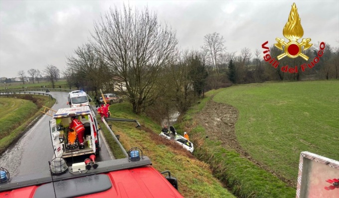 Auto esce di strada e finisce in un fosso, due persone incastrate nell’abitacolo