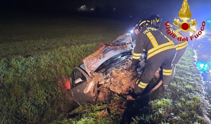 Esce di strada con l’auto e finisce in un fossato, soccorso 31enne a Somaglia