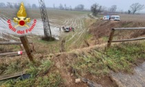 Pick-up esce di strada e finisce in un campo sottostante, due feriti in ospedale